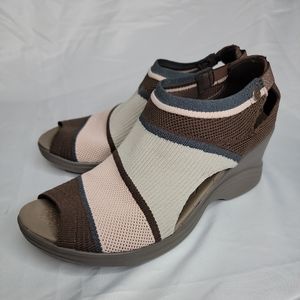 Bzees Womens Honey Brown Slip On Wedge Sandals Shoes 8.5M